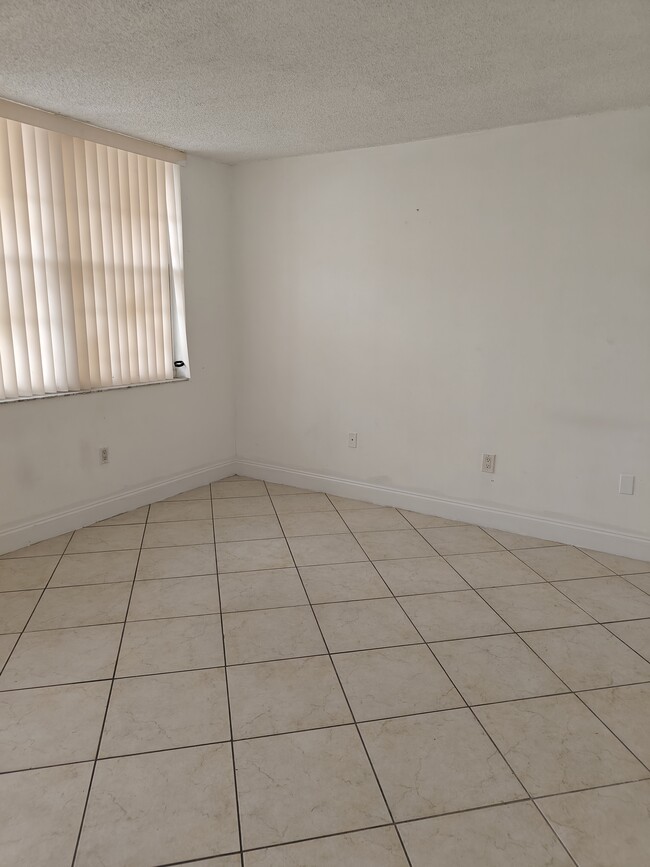 Living Room - 4156 W 10th Ln