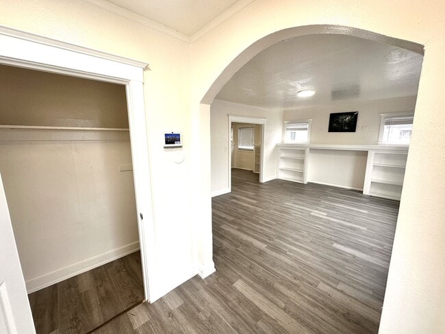 Building Photo - 1321