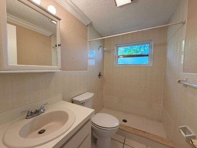 Building Photo - "Charming 2-Bed, 1 -bath in Holiday, FL - Cozy 864 Sq Ft Gem!"