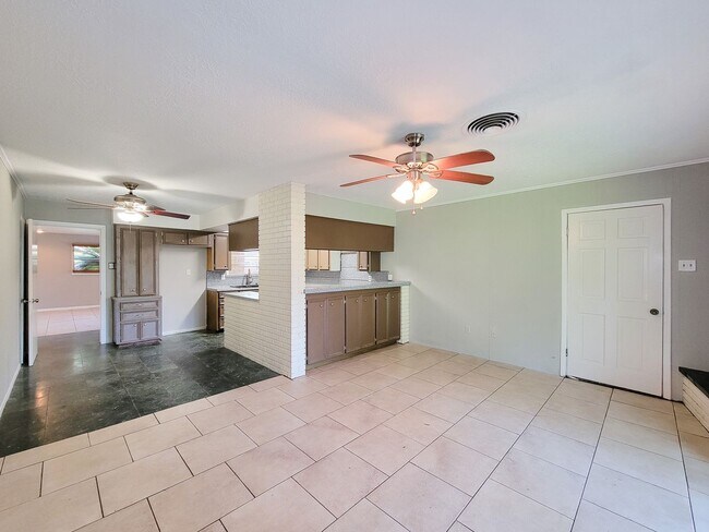 Building Photo - 1703 Raintree Dr