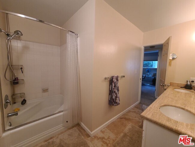 Building Photo - 933 Hilgard Ave