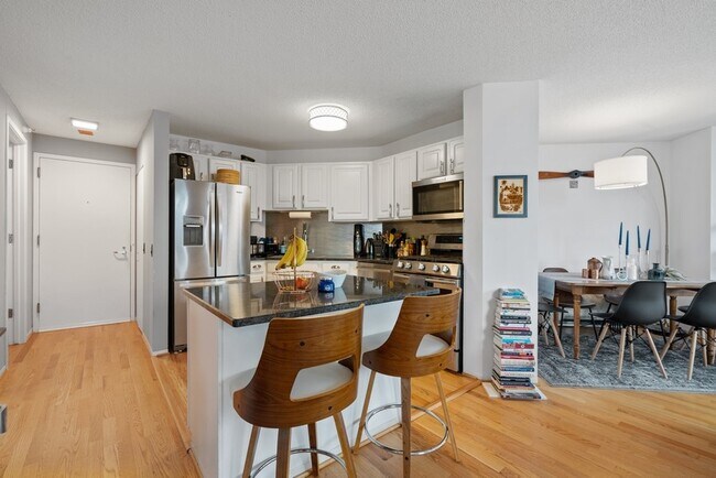 Building Photo - 545 N Dearborn St