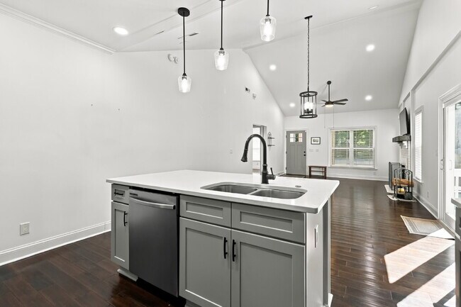 Building Photo - Updated Cottage 5 mins from Uptown Charlotte!