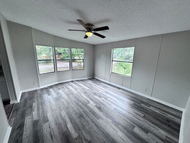 Building Photo - Beautiful Fully Remodeled Home with Large Yard and Primary Suite Bath