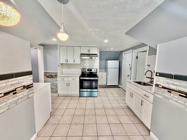 Building Photo - 10 Clark St