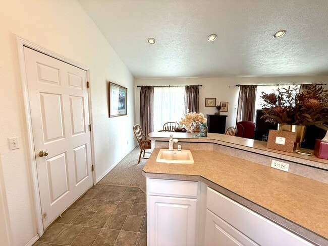 Building Photo - Charming Fully Furnished 2-Bedroom Home