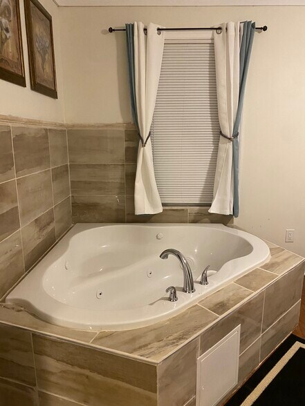 Building Photo - 825 Forest Lake Dr S