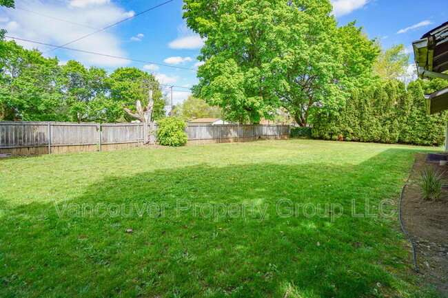 Building Photo - 7104 Louisiana Dr
