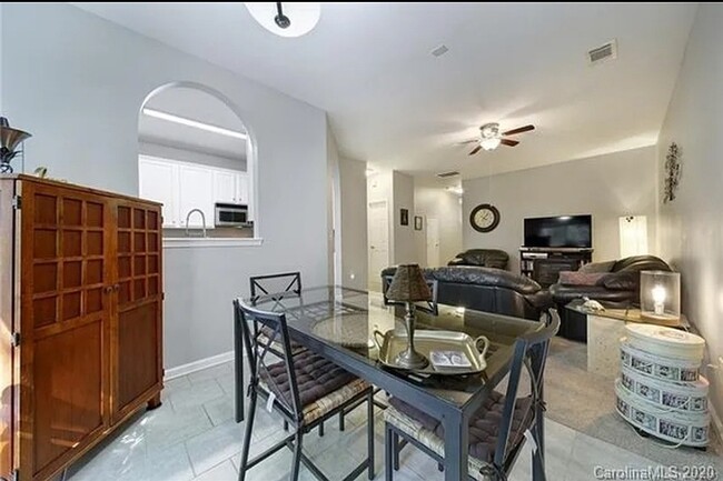 Building Photo - Townhome