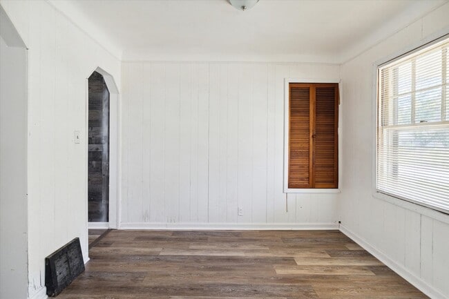 Building Photo - Remodeled 4B 1B Home $1,275