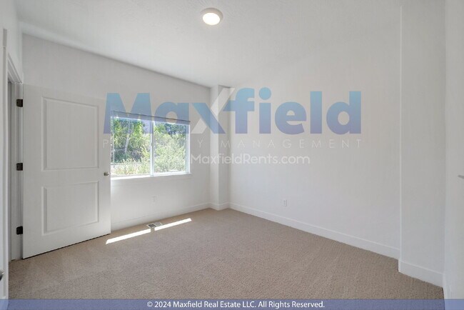Building Photo - End Unit - 3BD 2.5 BA 2GA - Modern Living
