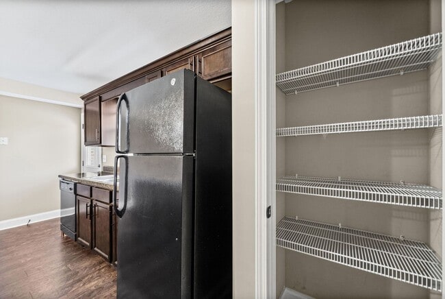 Building Photo - Pet Friendly Two Bedroom!