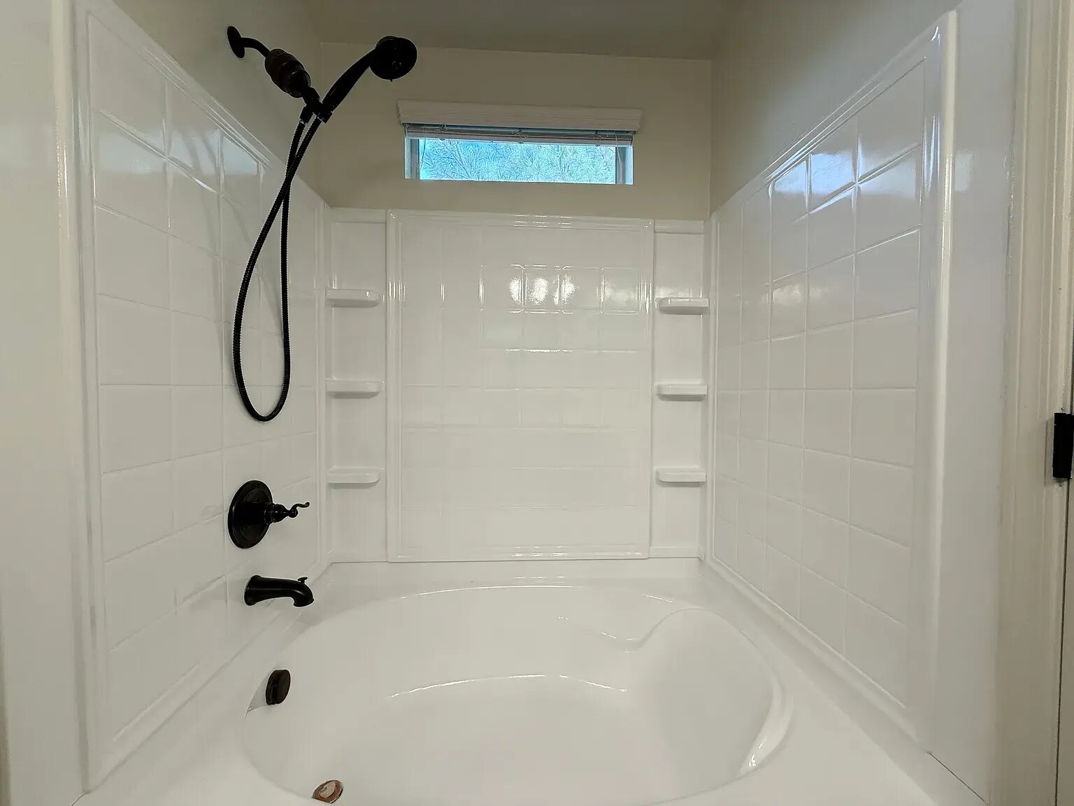 Master Tub - 3954 E Leslie Dr