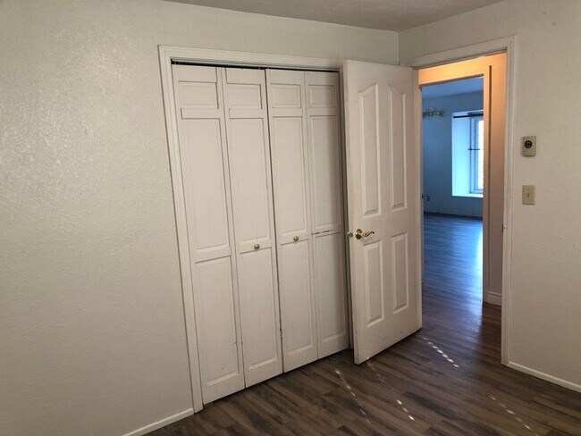 Building Photo - 3 bedroom 2 bathroom house in Thurston hills!