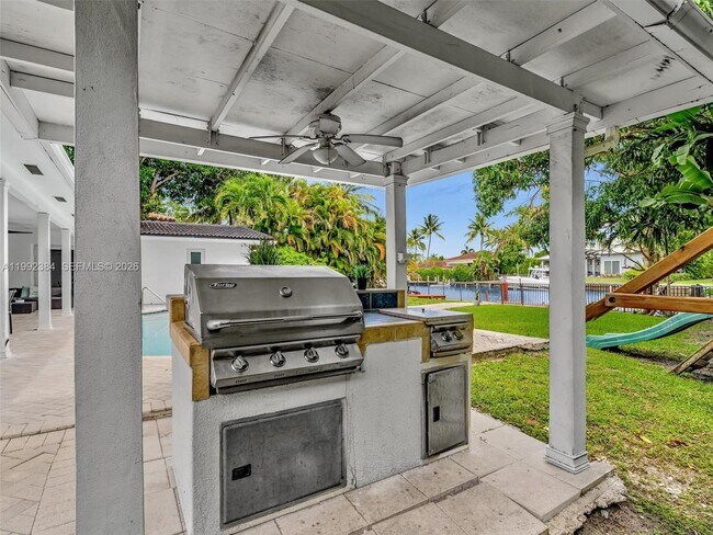 Building Photo - 413 Tamarind Dr