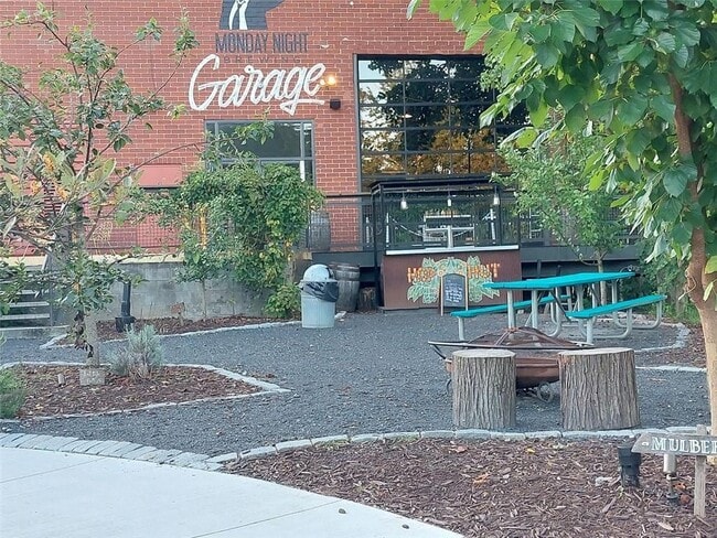 Building Photo - 547 Westmeath Dr SW