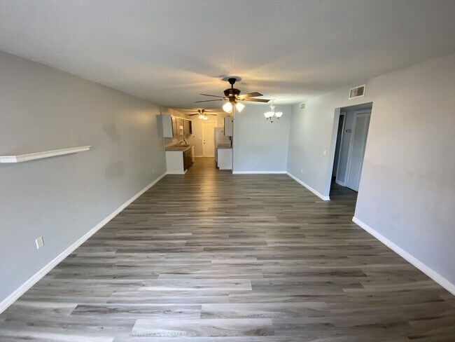 Building Photo - 437 E Rosewood Ln