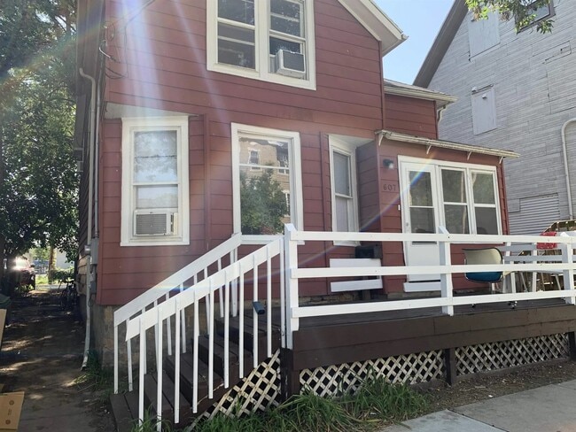 Building Photo - 607 E Dayton St