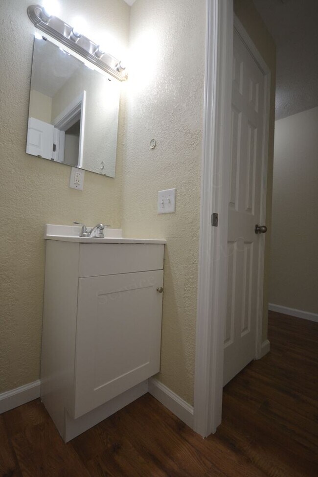 Building Photo - Bolivar MO 2 Bed 1 Bath Apartment