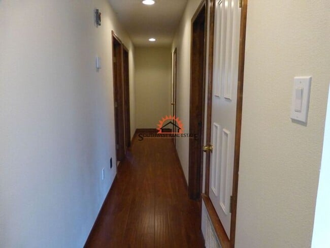 Building Photo - Spacious 4 bedroom 2 bath brick home