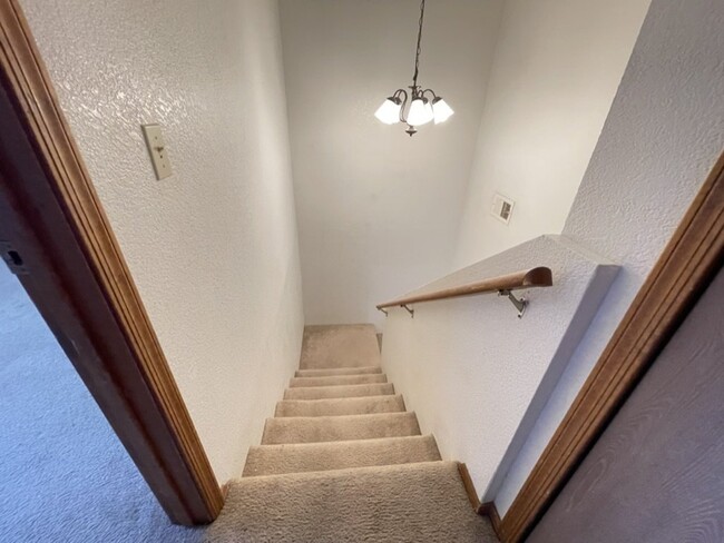 Building Photo - 2 bed 2.5 bath townhome, $1,225 monthly re...