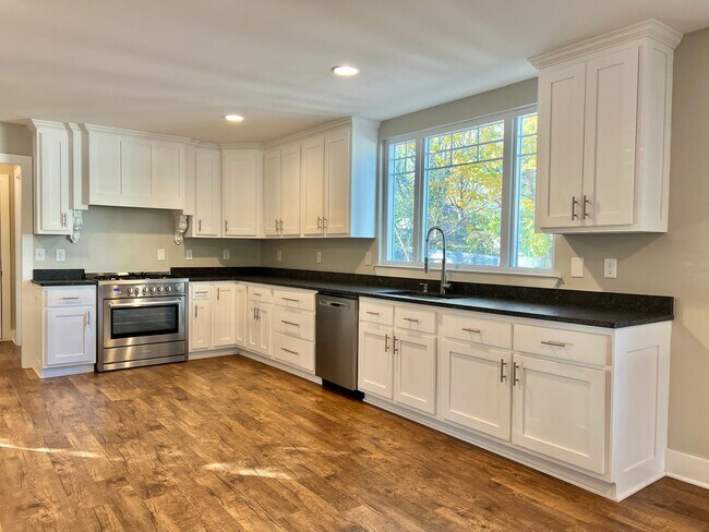 Building Photo - Updated 3 Bed, 2 Bath Cottage in Heart of Lockeland Springs w/ 1 Car Garage