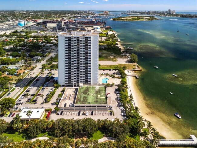 Building Photo - 5600 N Flagler Dr