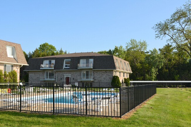 Building Photo - 3622 Lakeshore Dr