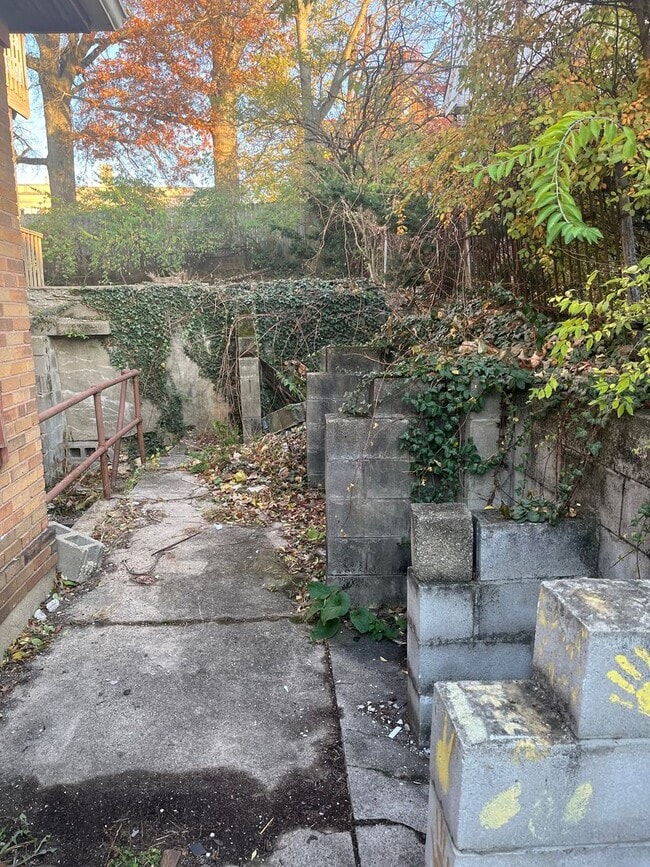 Building Photo - Beautiful Character in this Two Bedroom!