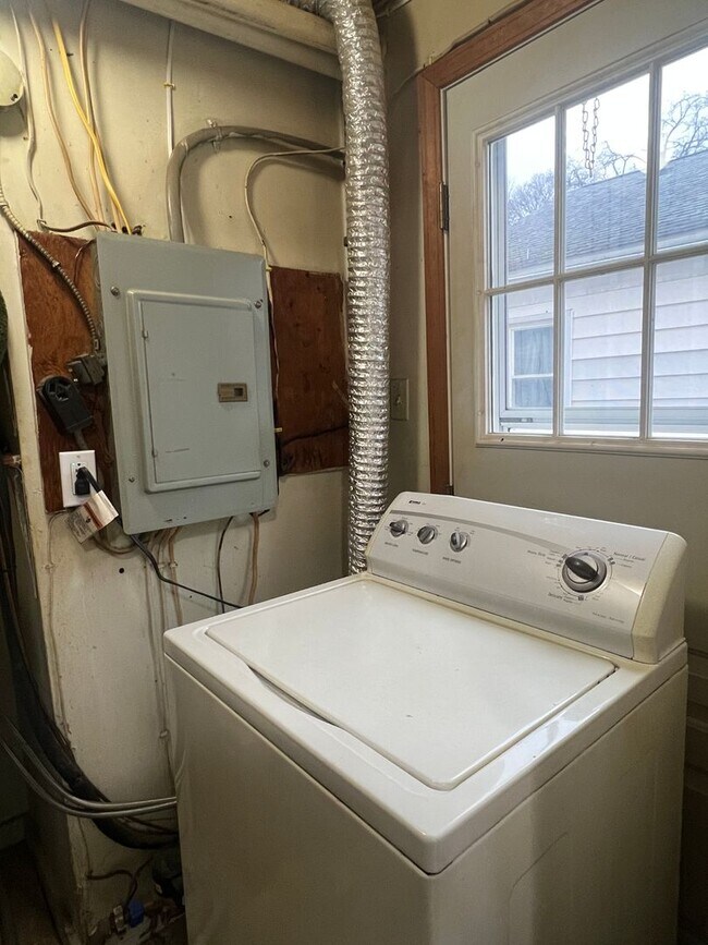 Building Photo - Charming Updated Cape Cod with several amenities!