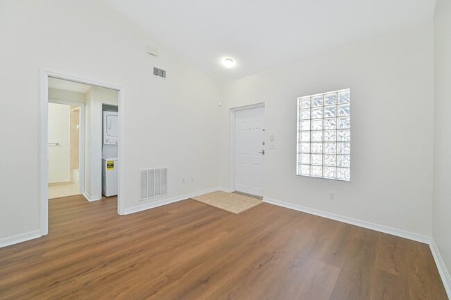 Building Photo - ~2 bed/2 bath UPDATED condo at The Cove on Six Mile