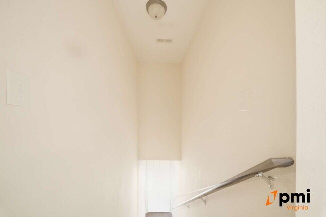 Building Photo - 4 BEDROOM 2 BATH RENOVATED HOME IN NORFOLK, PETS ACCEPTED