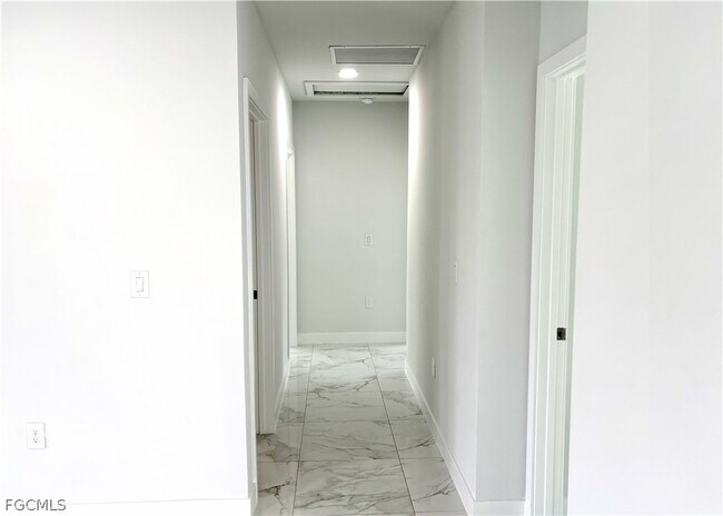 Building Photo - 825 Porter St E