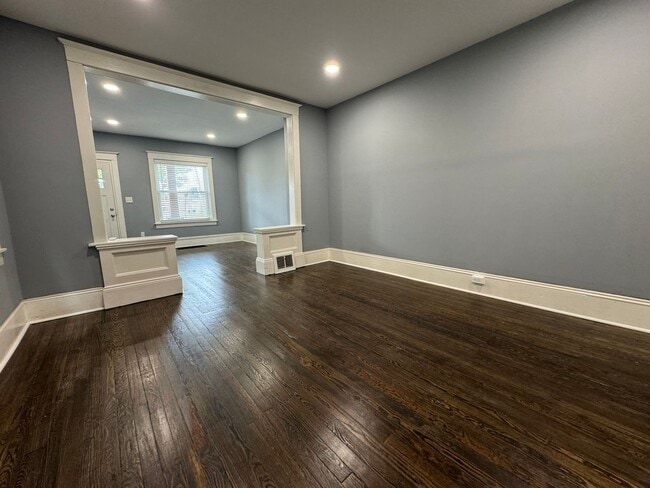 Building Photo - Completely Updated THREE BEDROOM TWIN!