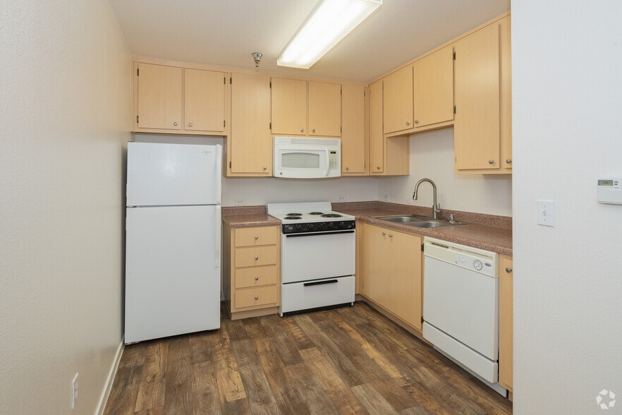 1BR, 1BA - 529SF - Kitchen - Carefree Senior (55+) Living at North Natomas