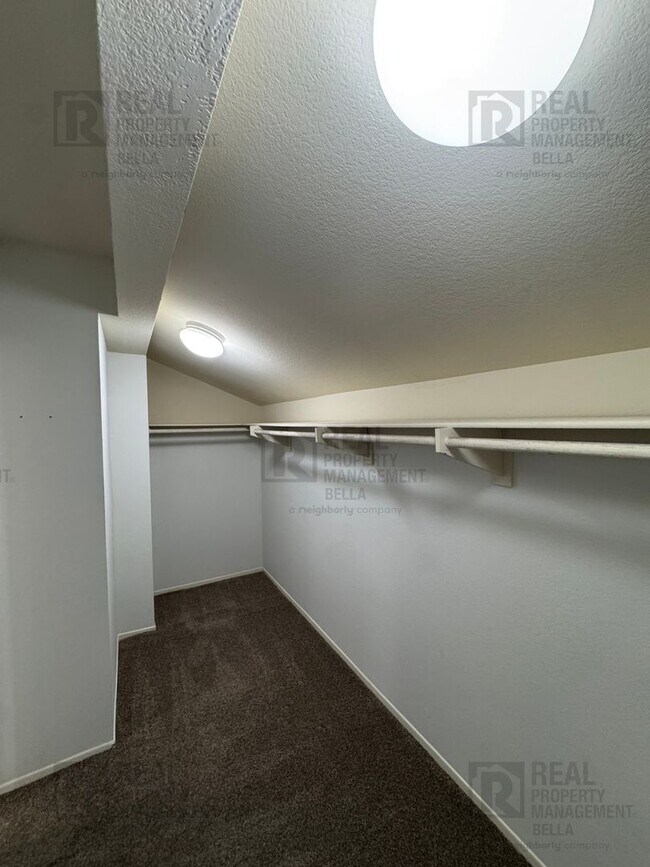 Building Photo - 23 Bella Donaci