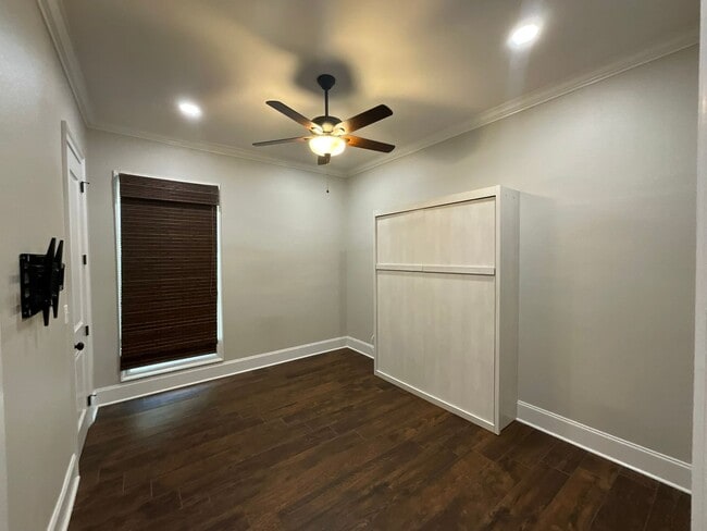 Building Photo - Live in Greystone Golf & Country Club!
