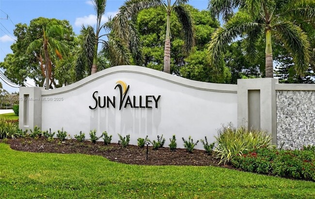 Building Photo - 5780 Sun Pointe Cir