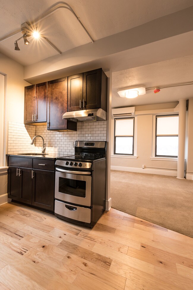 Building Photo - 301 Main St