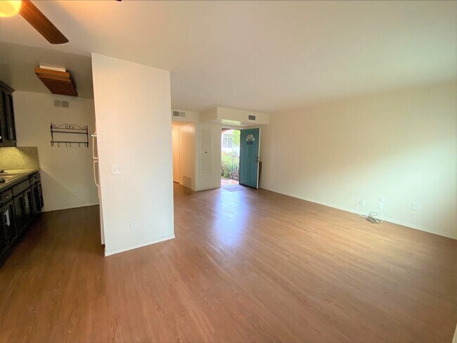 Building Photo - Awesome PL Location! Exclusive Garage! Balcony!