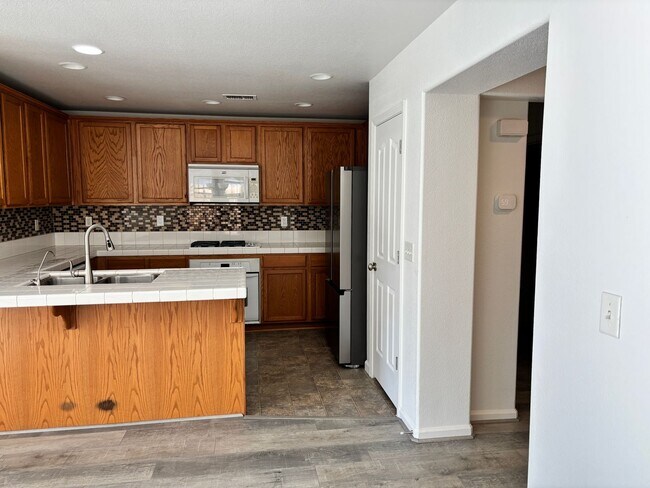 Building Photo - BEAUTIFUL, SPACIOUS,  4 BEDROOM, 2 BATHROO...