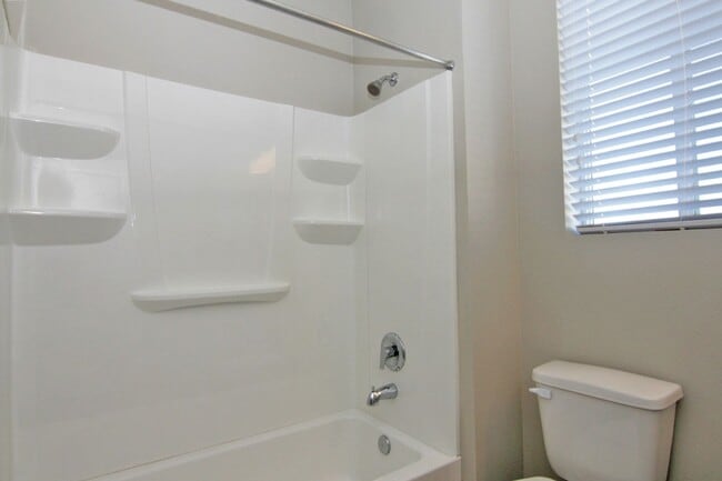 Building Photo - Clean, modern, move-in ready townhouse!