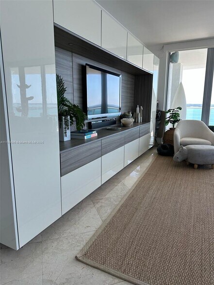 Building Photo - 1331 Brickell Bay Dr