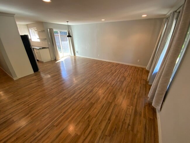 Building Photo - AVAILABLE NOW!! Immaculate N Tacoma 3bdr 2...