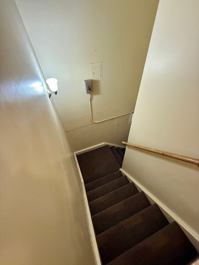 Building Photo - 3 Bedroom, 2 Bathroom WITH a Move in Special!