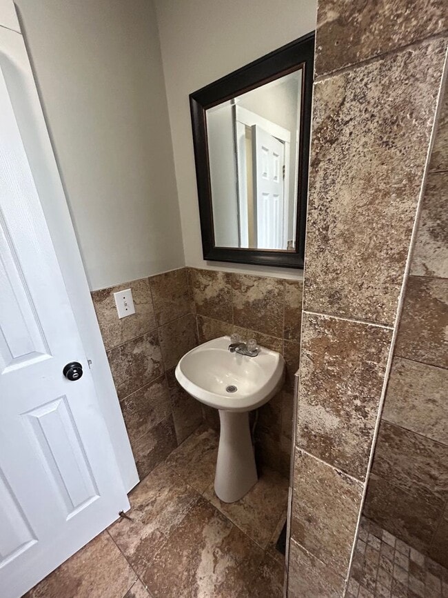 Building Photo - Right Size and a Great Location! Two bedroom Home!