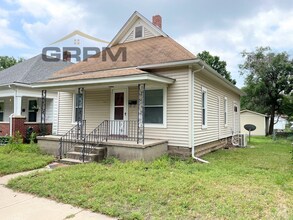 Building Photo - Spacious 2 bedroom with garage