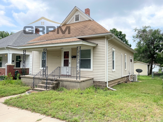 Primary Photo - Spacious 2 bedroom with garage