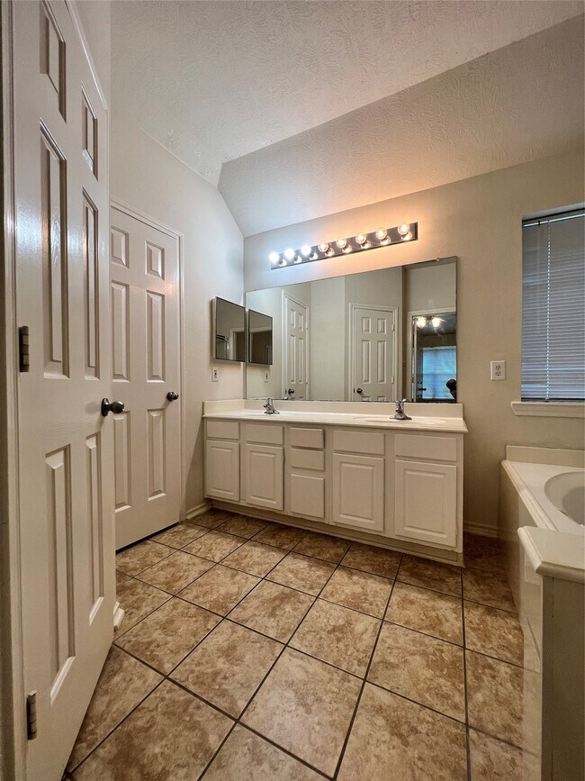 Building Photo - 21810 Dimmett Way