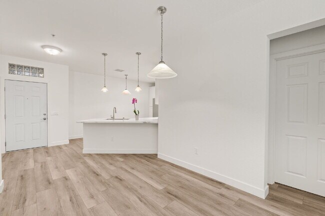 Building Photo - "Spacious, Sophisticated, Modern 3BR, 2BA Condo in the heart of downtown